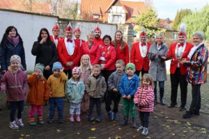 Mitglieder des QCC mit der Bürgermeisterin der Stadt Arnstein Janet Klaus, dem Ortsbürgermeister Frank Fischer sowie den Erzieherinnen und Kindern der KiTa Quenstedter Rappelkiste